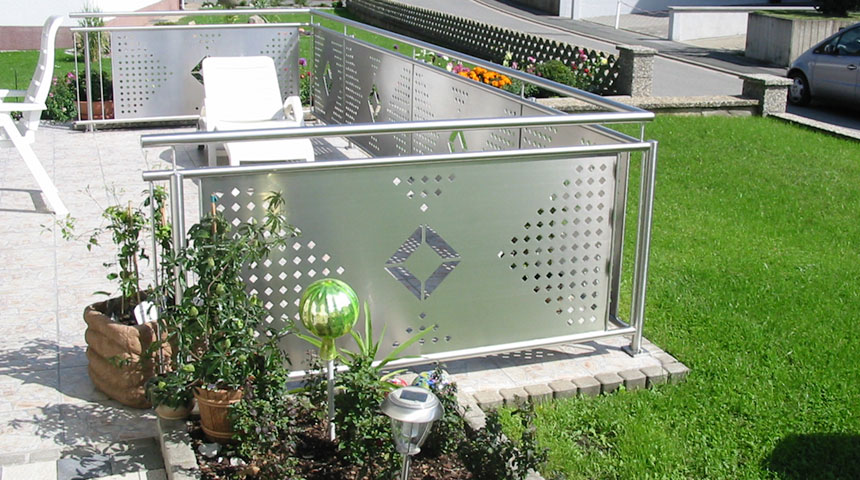 Balkongeländer aus Edelstahl mit Lochblech-Sichtschutz in Kronach